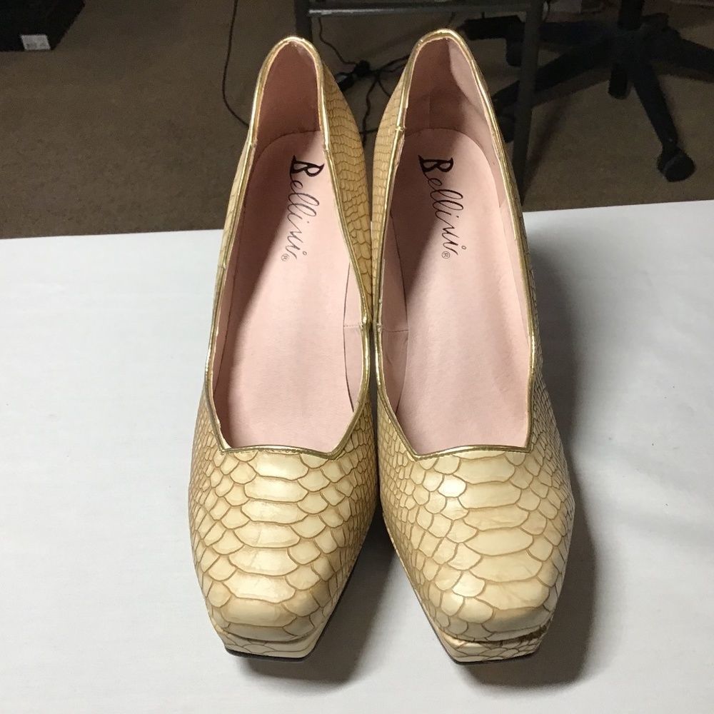 Bellini  taupe and cream  manmade snake skin pump. Size 11 m.